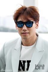 组图：韩星Rain飞中国拍电影 轻撩秀发帅气足