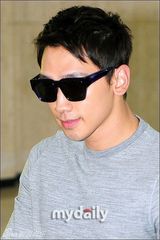 组图：韩星Rain结束中国活动返韩引市民围观