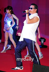 组图：韩歌手PSY釜山演唱会大跳《江南Style》