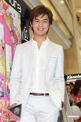 组图：陈柏霖白色西装亮相 自称比大仁哥有趣