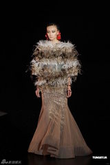 组图：香港时装节开幕 周秀娜谢婷婷等性感抗寒流