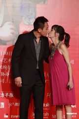 组图：张曼玉黑丝袜短裙亮相 刘烨携大肚妻子出席