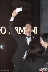 高清图：崔始源赞美章子怡 穿正装绅士儒雅