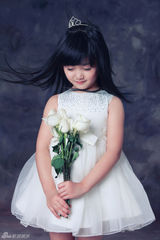 组图：童年小龙女演员超萌生活照 可爱似洋娃娃