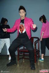 组图：潘玮柏摇下体跳哈林摇 对新恋情没有期待