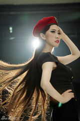 组图：芙蓉姐姐全新制服写真曝光 一改往日淑女形象