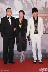 组图：黄秋生亮相金像红毯 表情严肃显霸气