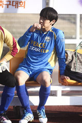 高清组图：JYJ金俊秀带队比赛 球场卖力最终胜出