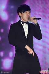 组图：林俊杰西装绅士献唱 自曝已一年未接吻