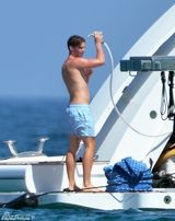 组图：阿诺帅气长子游艇度假 女友咸湿摸腹肌