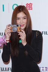 组图：乐基儿现身揭幕礼 黑色大透背装抢镜