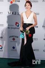 组图：韩孝珠玉泽演等众星亮相釜山电影节蓝毯