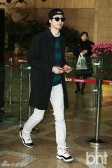 组图：韩星赵寅成赴日会粉丝 倒扣帽子变顽童