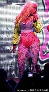 组图：麻辣鸡个唱粉丝强行上台 与保镖激烈扭打