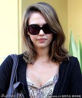 组图：阿尔芭晒事业线小秀性感 遭围堵气定神闲