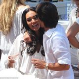 组图：F1太子女海滩办婚礼 与未婚夫水中激吻