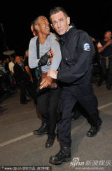 高清：《的士速递》男星萨米-纳塞利与警察搏斗被捕