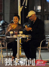 组图：张雨绮王全安街头热吻 早前车内哭泣照曝光