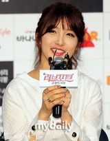 组图：韩性感女星Clara宣传新剧 深V纱裙秀巨乳