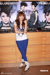 幻灯图集：Twins为个唱彩排 陈伟霆容祖儿探望加油