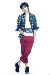 组图：陈柏霖为杂志拍摄情人节特刊 展现初春的活力