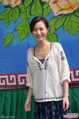 组图：刘心悠秀事业线开工 彭顺探班给执导意见