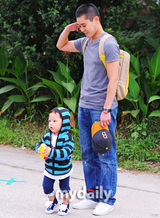 组图：韩星郑泰宇入伍参军 妻儿相送场面温馨