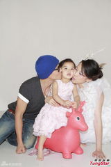 组图：蔡少芬挺大肚拍全家福 与爱女玩亲亲