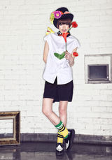 组图：夕又米街拍秀波点翻领衬衫