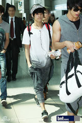 组图：FTISLAND赴台巡演亮相机场李弘基美甲抢镜