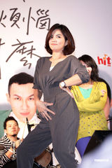 组图：Ella助阵青峰签唱会否认结婚传闻