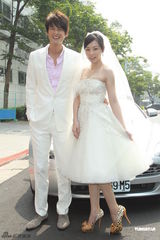 组图：陈怡蓉婚纱妩媚亮相 携手郭品超浪漫走秀