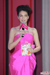 组图：张榕容以褶皱装遮肚 语带保留否认怀孕