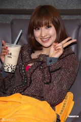 组图：《肉蒲团》两女星宣传 做脚底按摩飙泪喊舒服