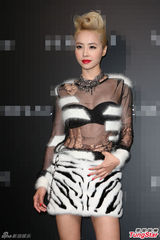 组图：蔡依林透视上衣露黑色抹胸 G奶惨缩水