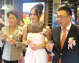 组图：秦岚出席品牌开幕礼 优雅风范显迷人魅力