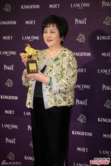 组图：甄珍获金马终身成就奖贵气逼人