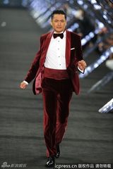 组图：周润发红西装走秀气场足 寿星获赠礼物心情好