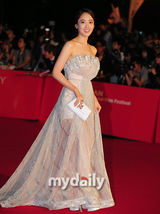 组图：釜山电影节开幕 金敏贞抹胸长裙亮相