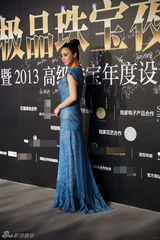 组图：黄奕斑马纹抹胸裙亮相晚宴 笑对不和风波