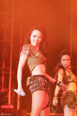 高清组图：张靓颖受时尚界青睐 惊艳亮相时尚大典