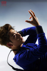 组图：陈翔新专辑海报曝光 蓝色针织衫显成熟