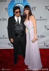 组图：托尼奖红毯星光熠熠 女星斗艳秀腿露肩