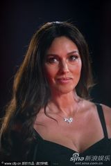 组图：《炎夏》发布会 贝鲁奇裹身黑裙秀玲珑曲线