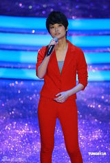 幻灯：香港金像奖现场 李宇春红衣深情献唱