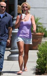 幻灯图集：布兰妮热裤出游凸点浑不知 心情好秀鬼脸