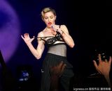 组图：麦当娜挑逗肌肉男上演致命诱惑