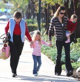 幻灯图集：詹妮弗-加纳母女逛街 小女儿乖巧惹人爱