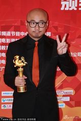 组图：徐铮获最受欢迎导演奖 摆手势搞笑卖萌