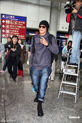 组图：何润东由日本安全抵港 谈遇震心有余悸